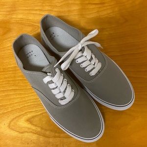 A new day size 10 tennis shoes NWOT